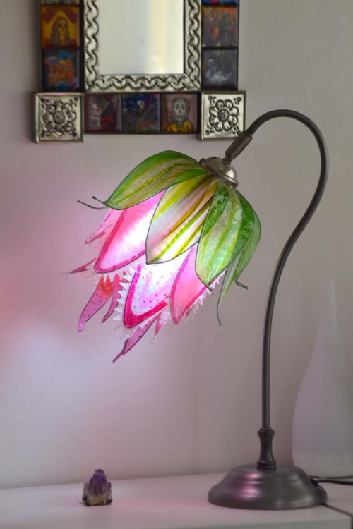 Lampen in floralen Formen Tischlampe elegante Blätter in Lila Grün Violett