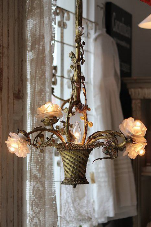 Lampen in floralen Formen Vintage Modell Hängeleuchte Korb mit weißen Rosen auffällig perfektes Design