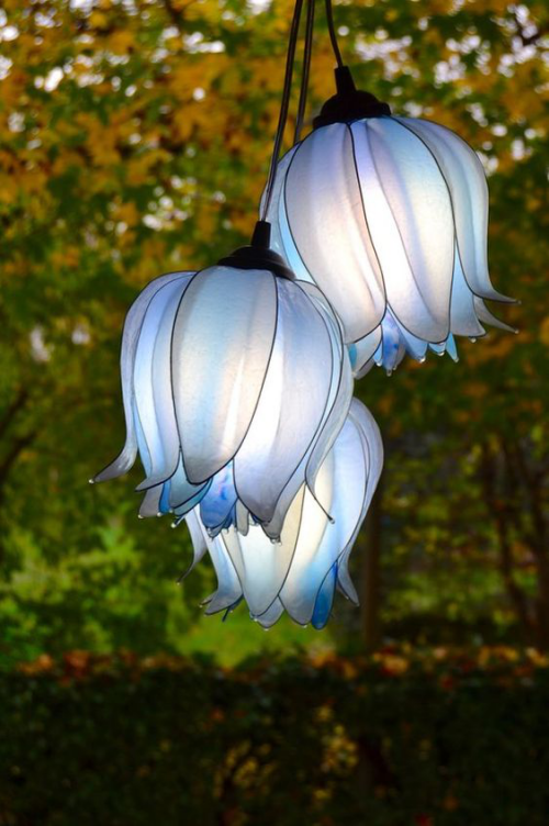 Lampen in floralen Formen in Hellblau für den Außenbereich