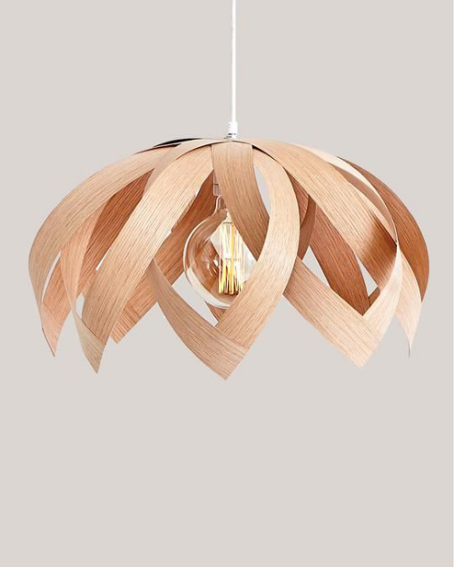 Lampen in floralen Formen interessantes Design dünne Holzblätter DIY Projekt