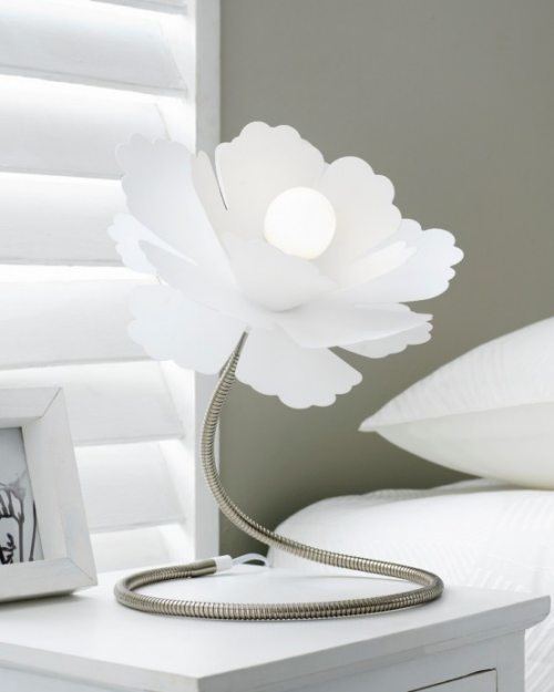 Lampen in floralen Formen passt zum minimalistischen Raumdesign