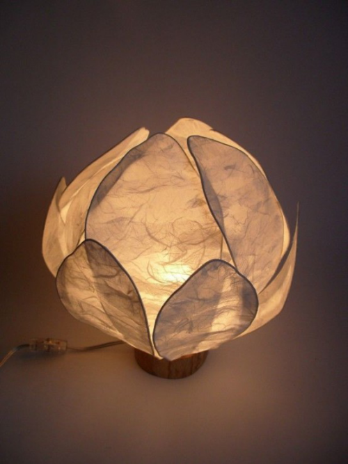 Lampen in floralen Formen wie dünnes Papier interessantes Design