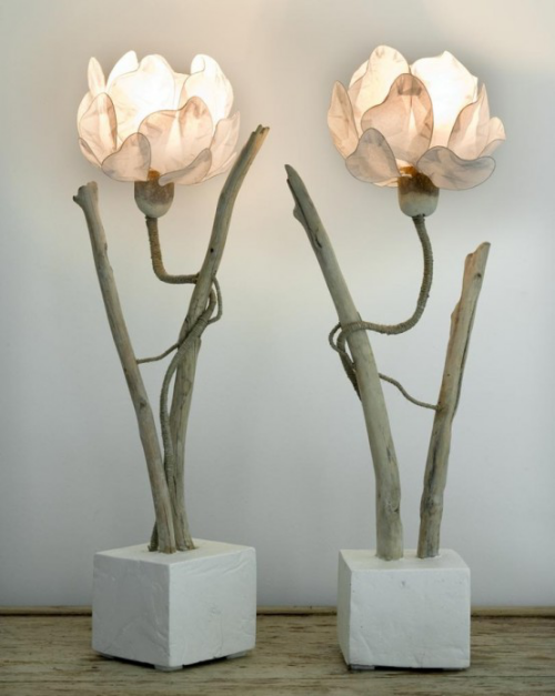 Lampen in floralen Formen zwei Tischlampen DIY getrocknete Äste Glas Postament weißer Beton