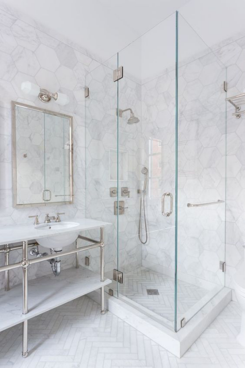 Marmor im Bad Grau dominiert Duschecke Glaswand Spiegel Waschtisch