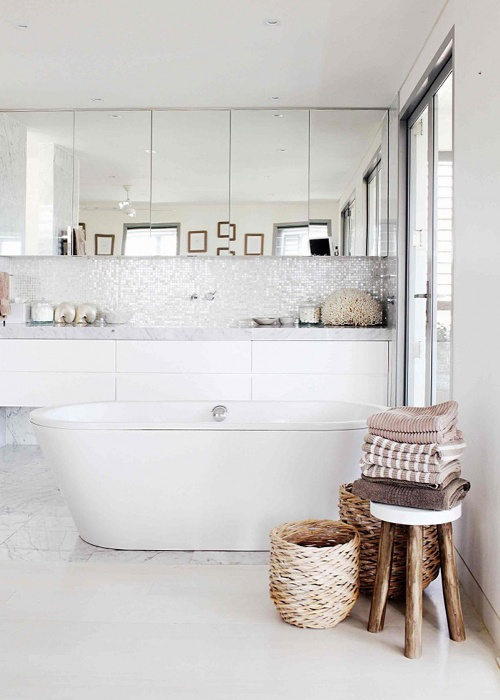 Marmor im Bad Waschtisch Spiegel Fenster Grau dominiert Holzhocker gestapelte Handtücher