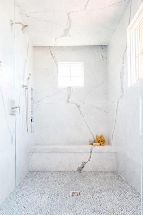Marmor im Bad Weiß grauer Boden Glaswand Dusch Badewanne
