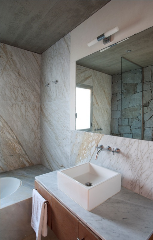 Marmor im Bad großer rechteckiger Spiegel Steinwand Waschtisch Badewanne