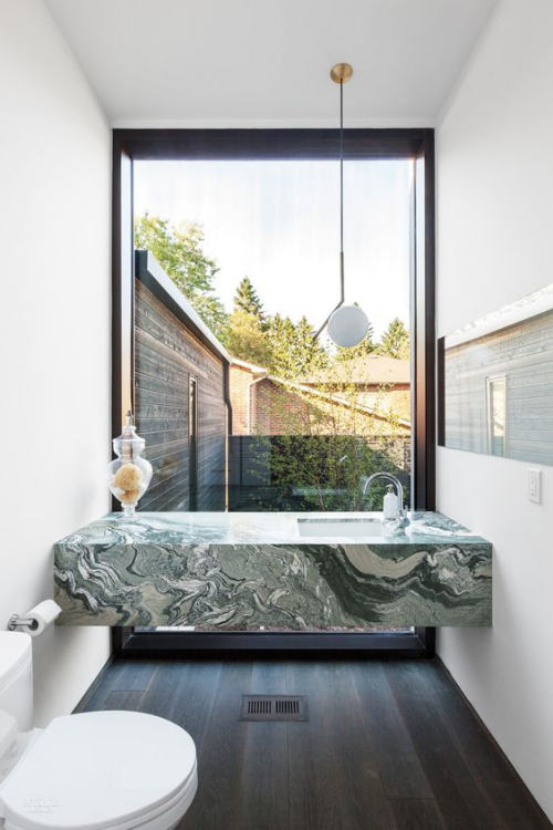 Marmor im Bad großes Fenster Blick zum Hinterhof Waschtisch aus smaragdgrünem Marmor