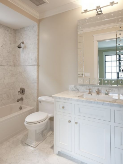Marmor im Bad in Beige und Weiß Waschtisch Schrank Spiegel gute Beleuchtung