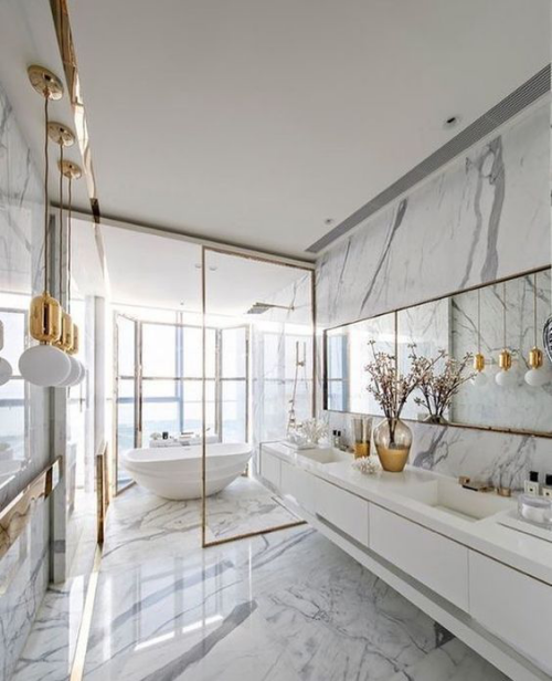 Marmor im Bad schickes Badezimmer graue Marmorplatten Bodenfliesen großer Spiegel rechts viel Licht