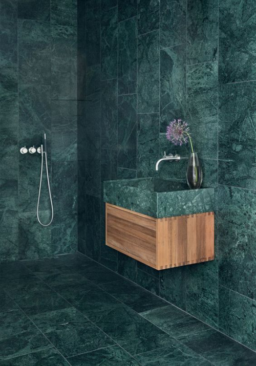 Marmor im Bad smaragdgrün etwas Holz Waschtisch auffälliges Baddesign