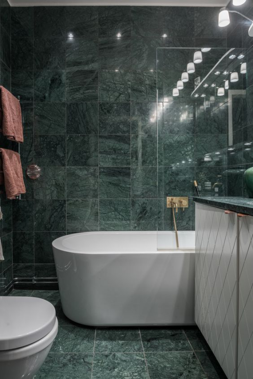 Marmor im Bad smaragdgrün weiße Badewanne WC Badschrank Kontraste schaffen