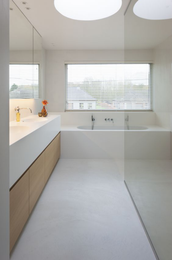 Moderne Badezimmer im minimalistischen Stil Fenster Badewanne natürliches Licht Waschtisch Weiß dominiert Deckenlampe