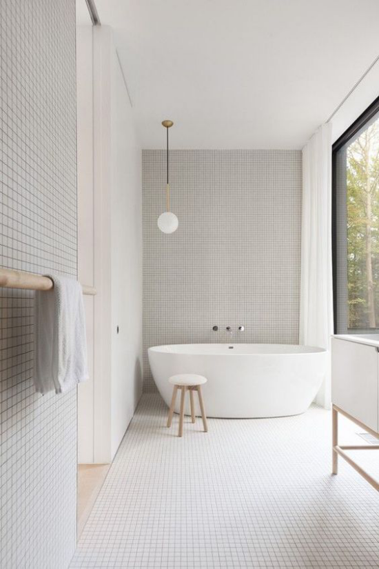 Moderne Badezimmer im minimalistischen Stil Wandfliesen Badewanne Hocker