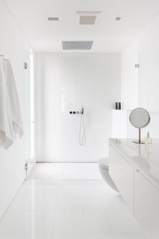 Moderne Badezimmer im minimalistischen Stil einfaches Design ganz in Weiß barrierefrei runder Spiegel