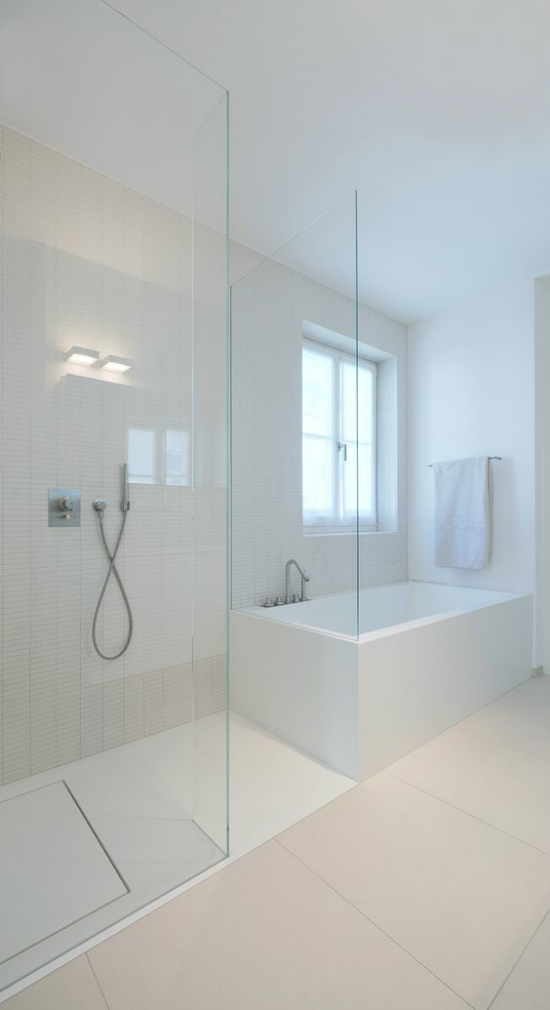 Moderne Badezimmer im minimalistischen Stil ganz in Weiß Glaswand
