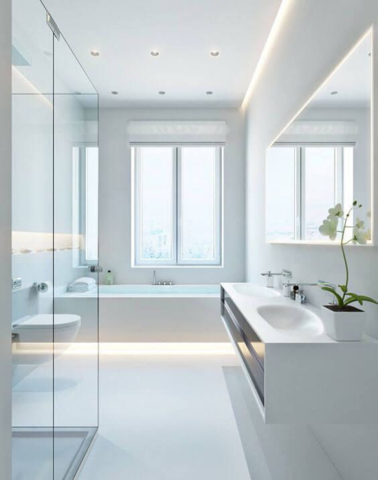 Moderne Badezimmer im minimalistischen Stil ganz in Weiß stilvoll einladend weiße Orchidee