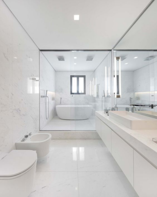 Moderne Badezimmer im minimalistischen Stil großer Raum clever eingesetzte Beleuchtung eingebaut Glaswand Badewanne Spiegel