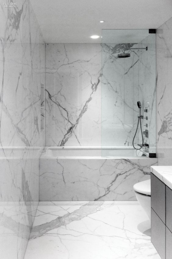 Moderne Badezimmer im minimalistischen Stil hellgrauer Marmor Wand Boden Badewanne