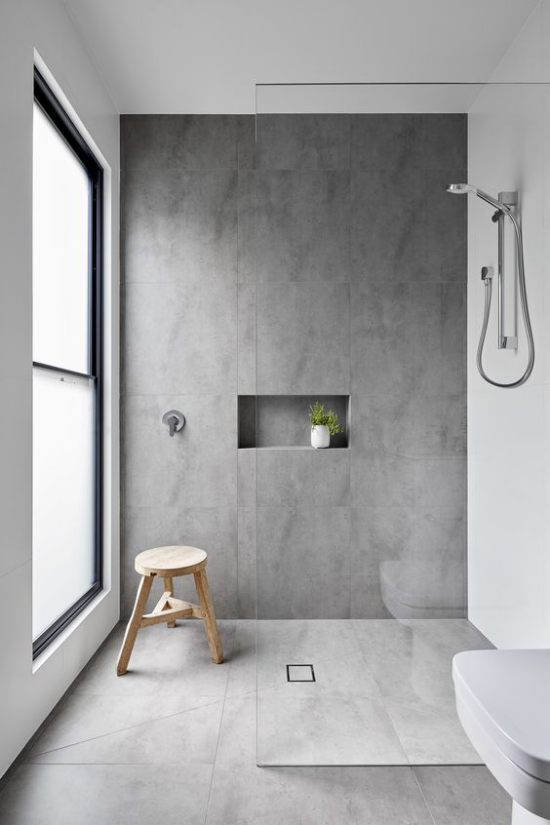 Moderne Badezimmer im minimalistischen Stil mit Zügen des Industriellen Stil Betongrau dominiert kleiner Holzhocker