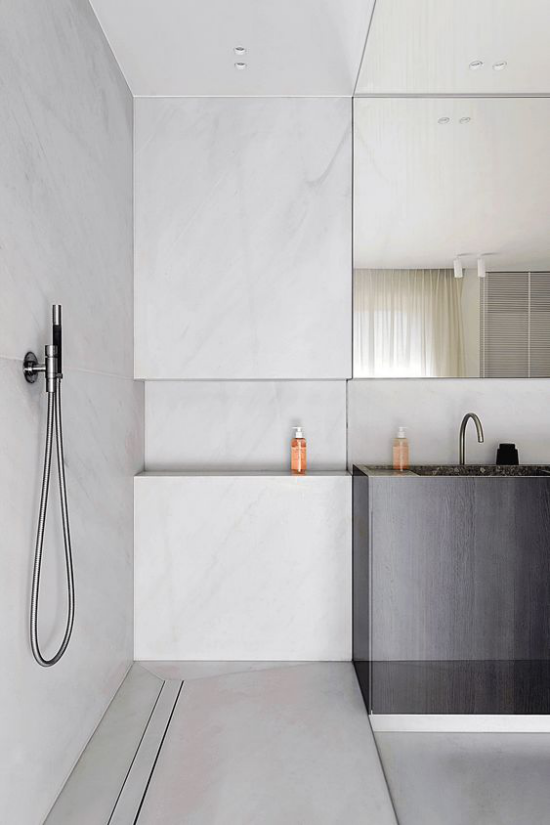Moderne Badezimmer im minimalistischen Stil schlichtes Design gerade Linien Sauberkeit