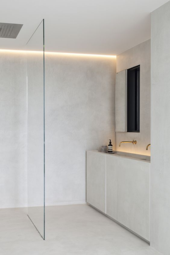 Moderne Badezimmer im minimalistischen Stil schlichtes Design gerade Linien eingebaute Beleuchtung Glaswand