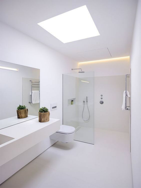 Moderne Badezimmer im minimalistischen Stil schlichtes Design gerade Linien ganz in Weiß gute Beleuchtung Dachfenster natürliches Licht