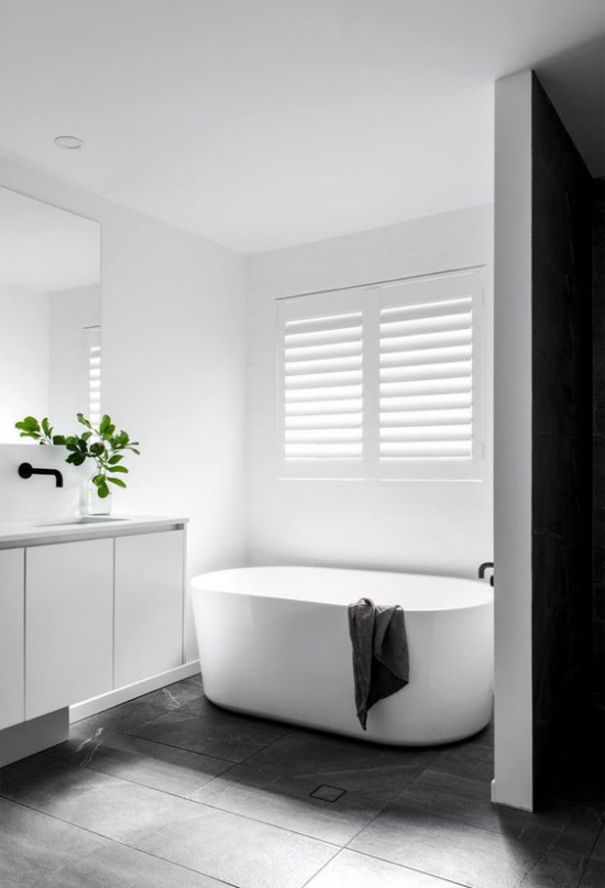 Moderne Badezimmer im minimalistischen Stil schönes Design weiße Badewanne