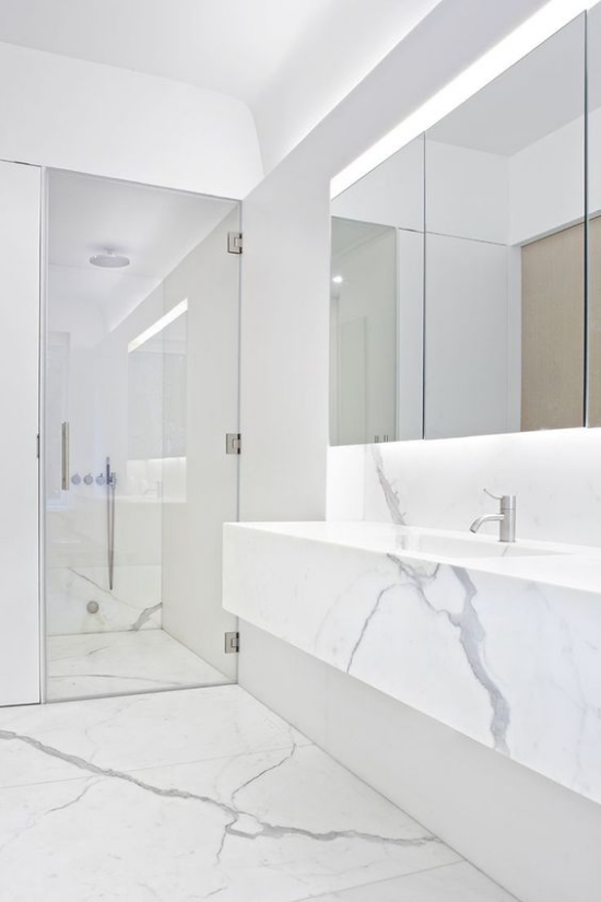 Moderne Badezimmer im minimalistischen Stil weißer Marmor interessante Maserung