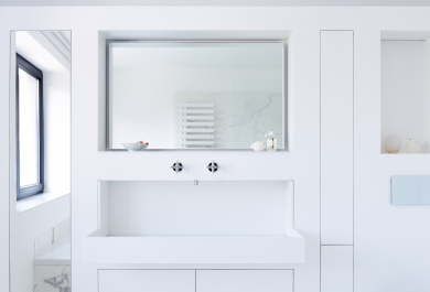 Moderne Badezimmer, wo stilvolles Baddesign und Minimalismus Hand in Hand gehen