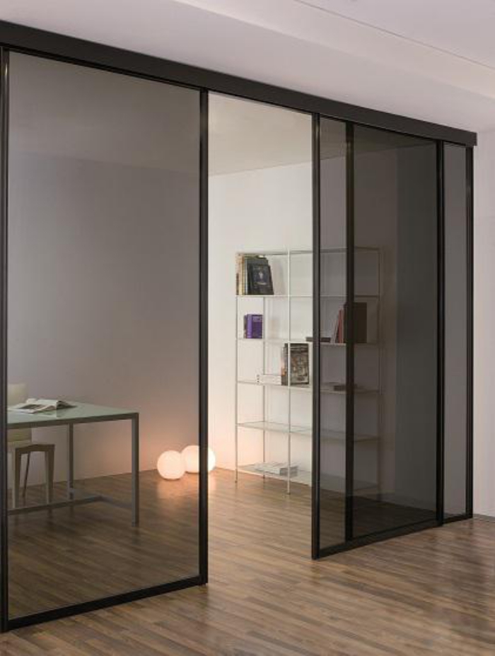 Moderne Schiebetüren aus dunklem Glas eleganter Übergang zum Heimbüro