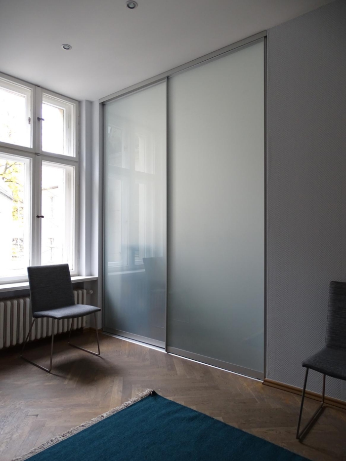 Moderne Schiebetüren minimalistisches Design graue Raumteiler aus Glas und Aluminium