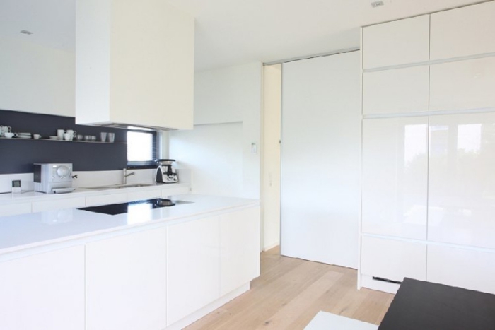 Moderne Schiebetüren zwischen Küche und anderen Räumen eleganter Übergang