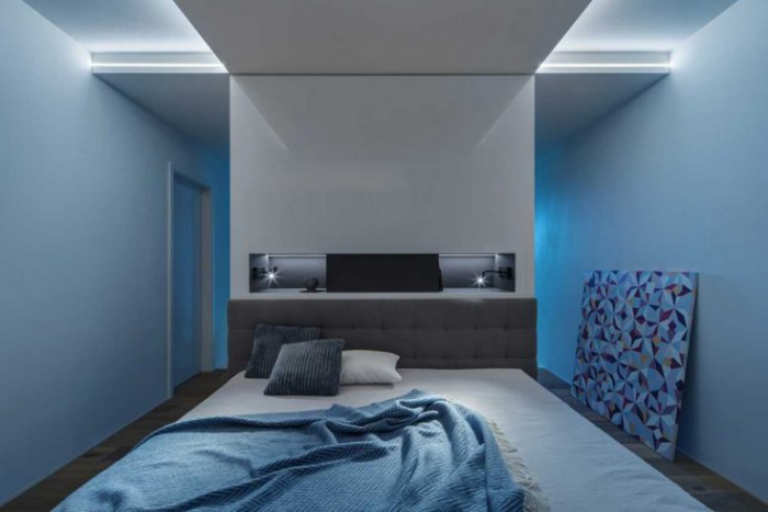 Einfamilienhaus offener Grundriss neutrale Farbpalette Elternschlafzimmer minimalistisch mit Einbaubeleuchtung an der Decke