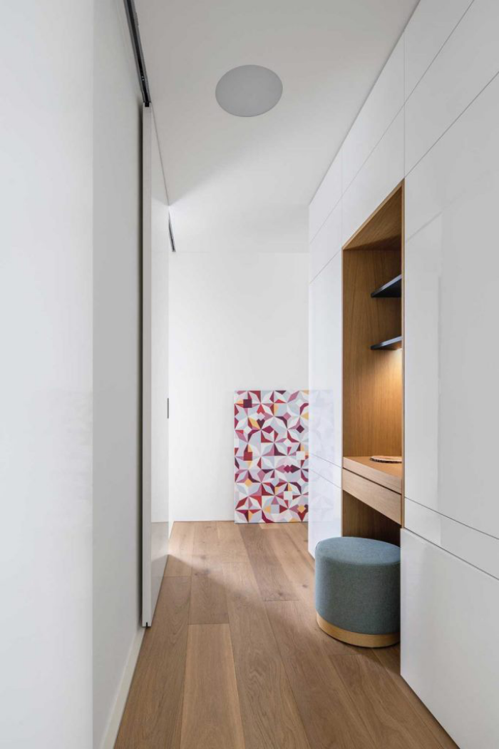 Einfamilienhaus offener Grundriss neutrale Farbpalette Flur im Obergeschoss ein kleines minimalistisches Homeoffice hier untergebracht