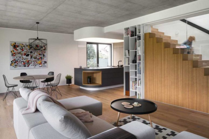 Einfamilienhaus offener Grundriss neutrale Farbpalette Küchenbereich moderne Kücheninsel abgehängte Decke abgerundete Formen
