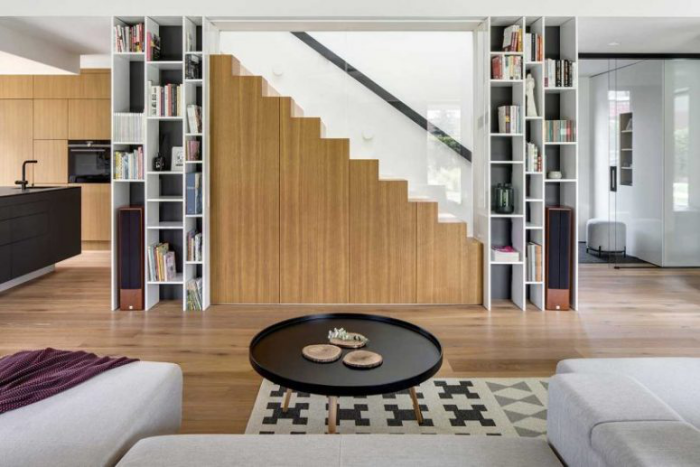 Einfamilienhaus offener Grundriss neutrale Farbpalette Wohnbereich Blick vom Sofa