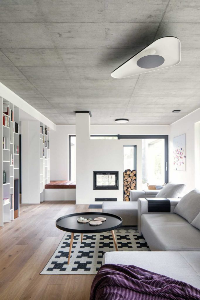 Einfamilienhaus offener Grundriss neutrale Farbpalette Wohnbereich zentrales Möbelstück