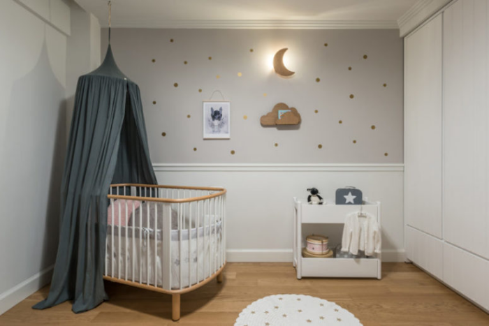 Minimalismus trifft Klassik Babyzimmer einfach eingerichtet Bett blauer Baldachin Wanddeko Tapete Teppich