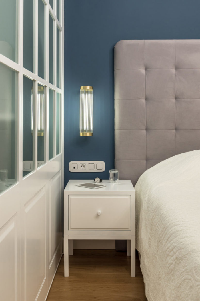 Minimalismus trifft Klassik Elternschlafzimmer eingebauter Kleiderschrank bequemes Schlafbett Nachttisch Wandlampe