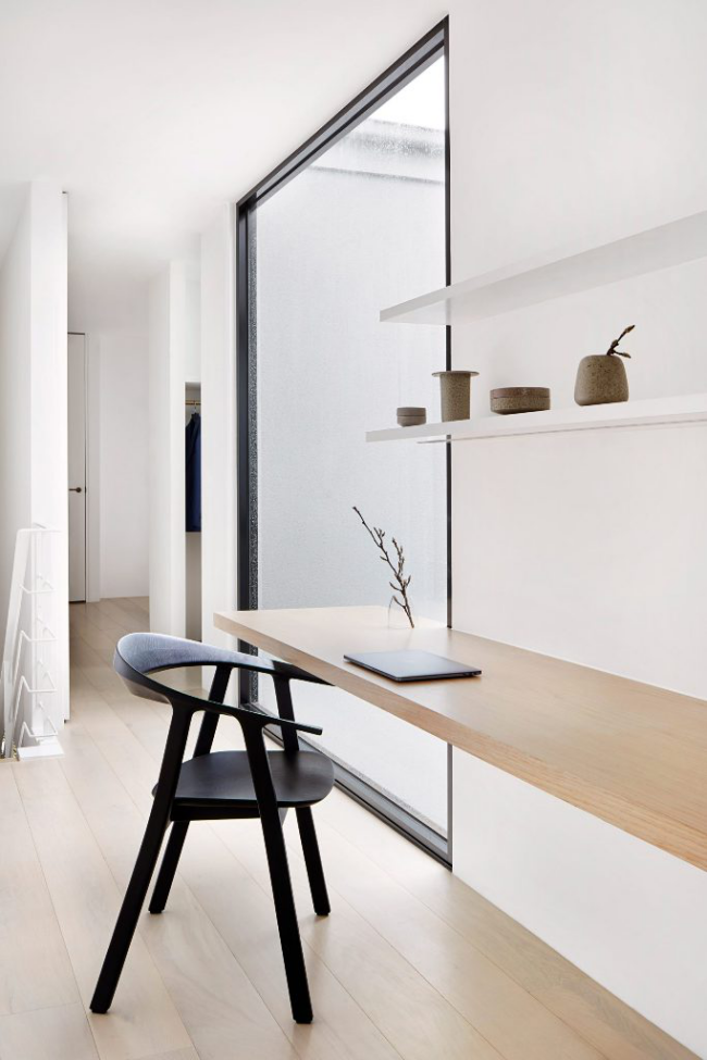 Minimalistisches Design Haus in Melbourne modernes Heimbüro eleganter Schreibtisch aus Holz der Wand entlang Stuhl Laptop