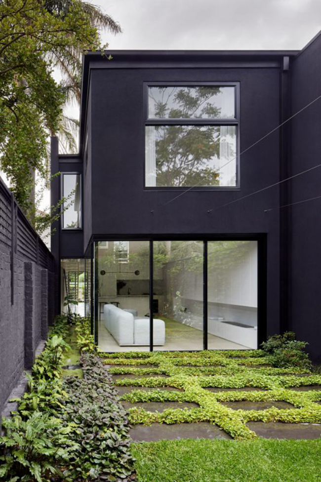 Minimalistisches Design Haus in Melbourne vom Innenhof betrachtet