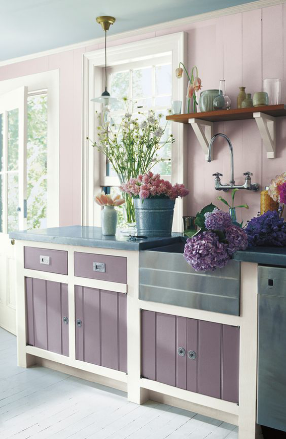 Moderne Küche in Purpur Farbe Flieder Chrysanthemen Küchenschränke