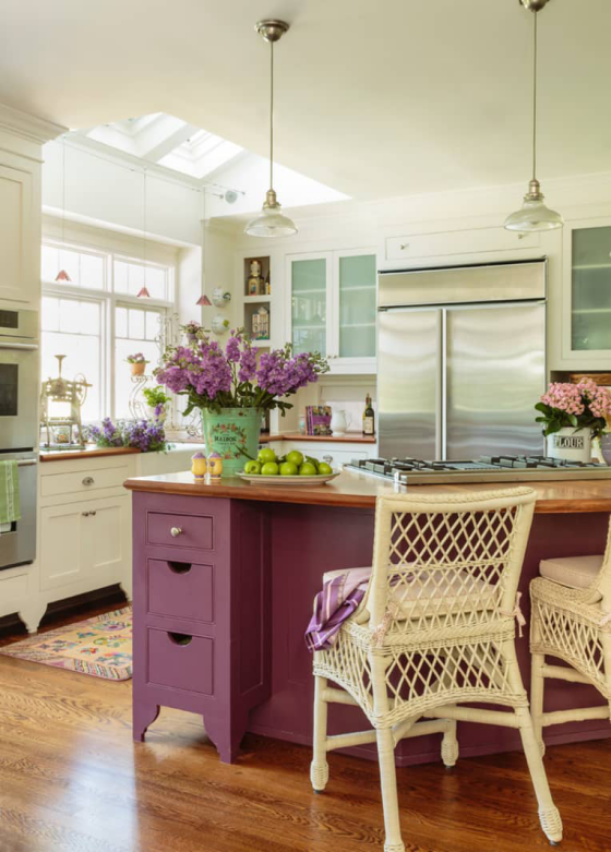 Moderne Küche in Purpur Farbe Flieder in der Vase auf der Kücheninsel in Magenta Korbstühle
