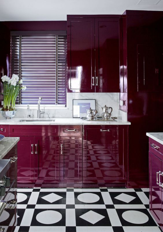 Moderne Küche in Purpur Farbe Küchenfronten in Violett Fenster mit Rollo weiße Blumen