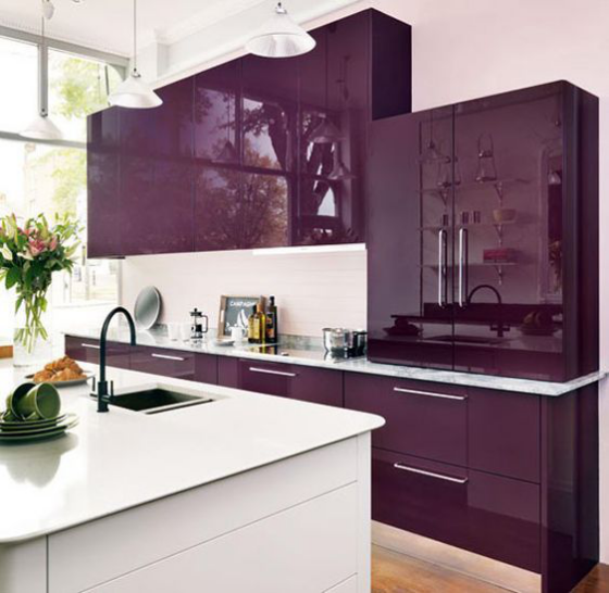 Moderne Küche in Purpur Farbe Küchenfronten in Violett weißer Küchenspiegel weiße Kücheninsel als Kontrast Spüle Kaffeeservice