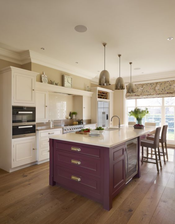 Moderne Küche in Purpur Farbe Kücheninsel in Magenta als Blickfang neutraler Hintergrund weiße Küchenschränke