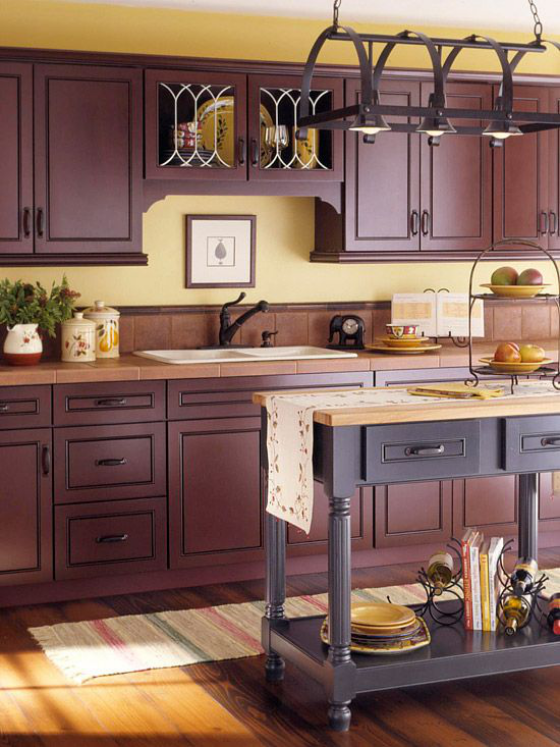 Moderne Küche in Purpur Farbe Magenta Küchenschränke viel Wärme kleine grauen Kücheninsel