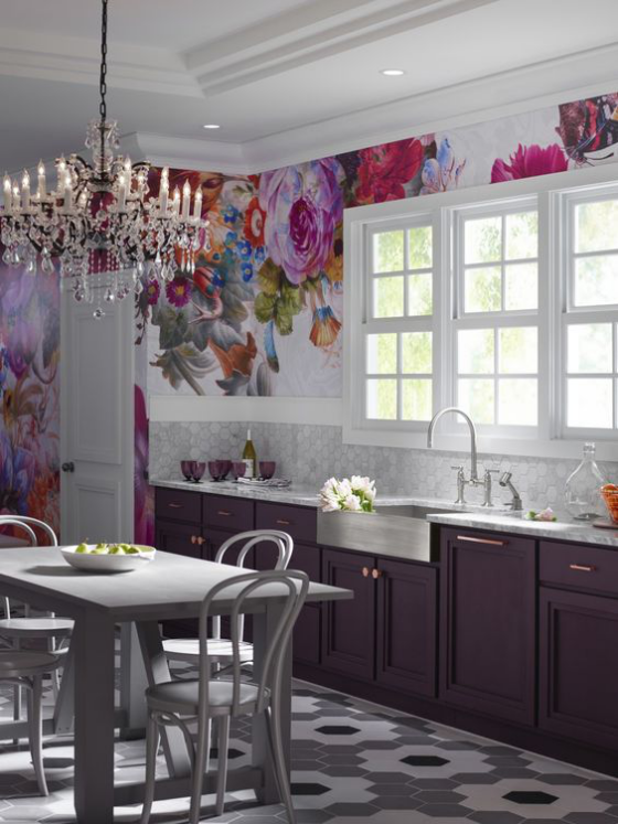 Moderne Küche in Purpur Farbe attraktive visuelle Küchengestaltung Küchenschränke in Magenta im Einklang mit Blumentapeten an der Wand