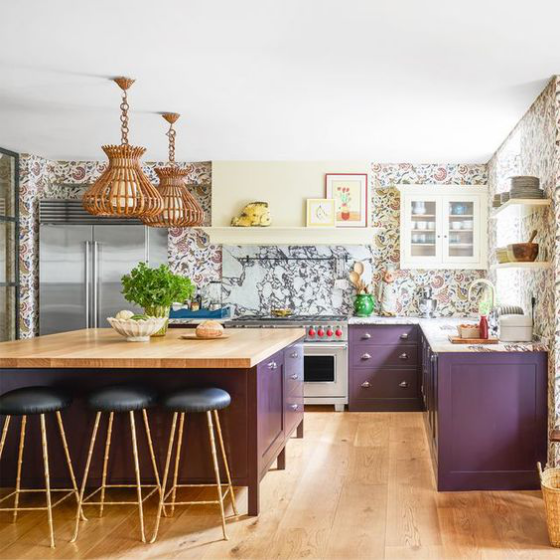 Moderne Küche in Purpur Farbe großer Raum Blumentapeten Küchenschränke in Violett Kücheninsel als Blickfang Hocker Hängeleuchten Geflecht
